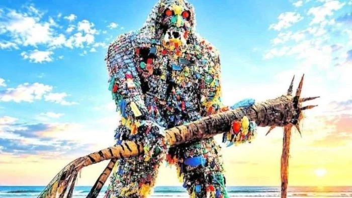 কক্সবাজারে ৫ টন প্লাস্টিক বর্জ্যে তৈরি ৫০ ফুটের দানব, পর্যটকদের ভিড়